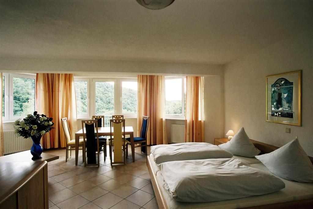 Hotel Zur Engelsburg Hausen-Wied Zimmer foto